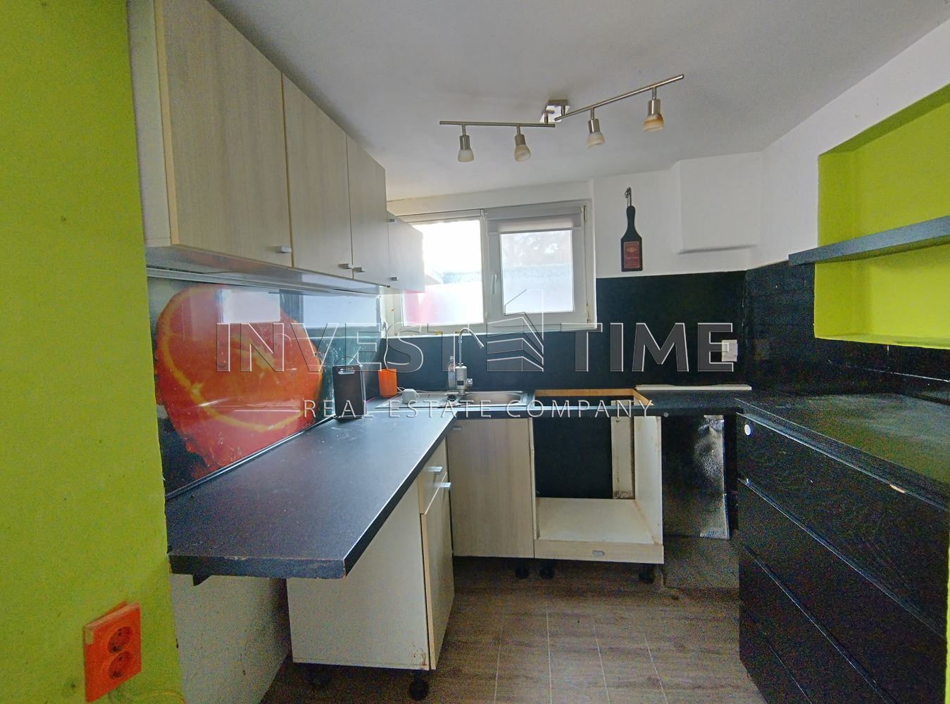 Самостоятелен двор! Малка къщичка с гараж, до Поликлиника Христо Ботев! - Агенция за недвижими имоти Варна - Invest Time, имот 4